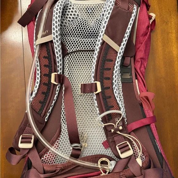 BRAND NEW Osprey Women's Sirrus 24L Elderberry Hiking Bag 2.5LRESERVOIR INCLUDED - Picture 2 of 8